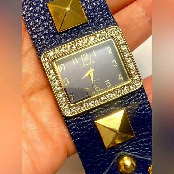 Stylish watches  for stylish ladies 😇 - Picture 4 of 6